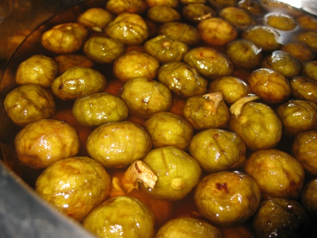 Sấu dầm Khi những trái sấu chín theo các bà, các chị xuống phố cũng là lúc mùa thu trở về.