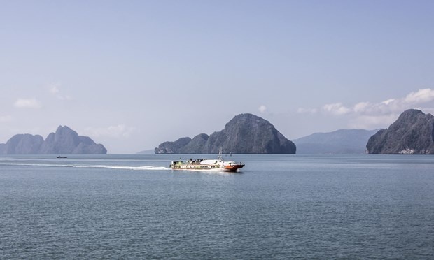 Đi thuyền đến bờ biển hoang sơ ở Myanma: Những thành phố ở Myanma luôn hấp dẫn và cuốn hút du khách, nếu bạn muốn thực hiện cuộc phiêu lưu đến những nơi hoang sơ, hẻo lánh thì Myeik Archipelago là nơi không thể bỏ qua khi đặt chân đến đây. Nằm ở cực Nam của biển Andaman, đi thuyền Kayak xuyên qua các khu rừng ngập mặn và bơi lặn cùng đàn cá. Ban đêm,  thưởng thức món ăn miền biển, bồng bềnh trên mặt nước dưới màn đêm của những vì sao.