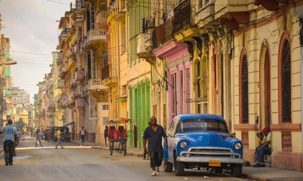 Dạo quanh Cu Ba: Bắt đầu từ những thành phố của Havana và Trinidad để tham quan những di tích lịch sử cách mạng, hòa mình vào nền văn hóa Cuba. Sau đó, tiếp tục cuộc hành trình của mình trên con đường mòn thôn quê, khám phá ngôi làng hẻo lánh xa xôi, tham quan khu lăng mộ Che Guevara ở Santa Clara, leo núi  Pico Turquino. Chuyến hành trình sẽ mang lại nhiều trải nghiệm hữu ích cho bạn.