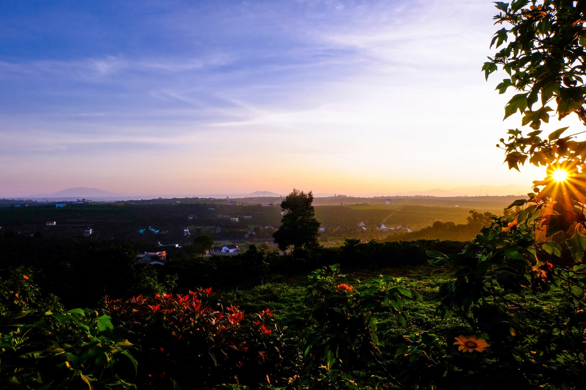 Khoảnh khắc mặt trời nhô lên sau mỗi con đồi và chiếu những tia nắng vàng óng xuống thung lũng bên dưới luôn mang đến cho chúng tôi những cảm xúc thật khó tả.
