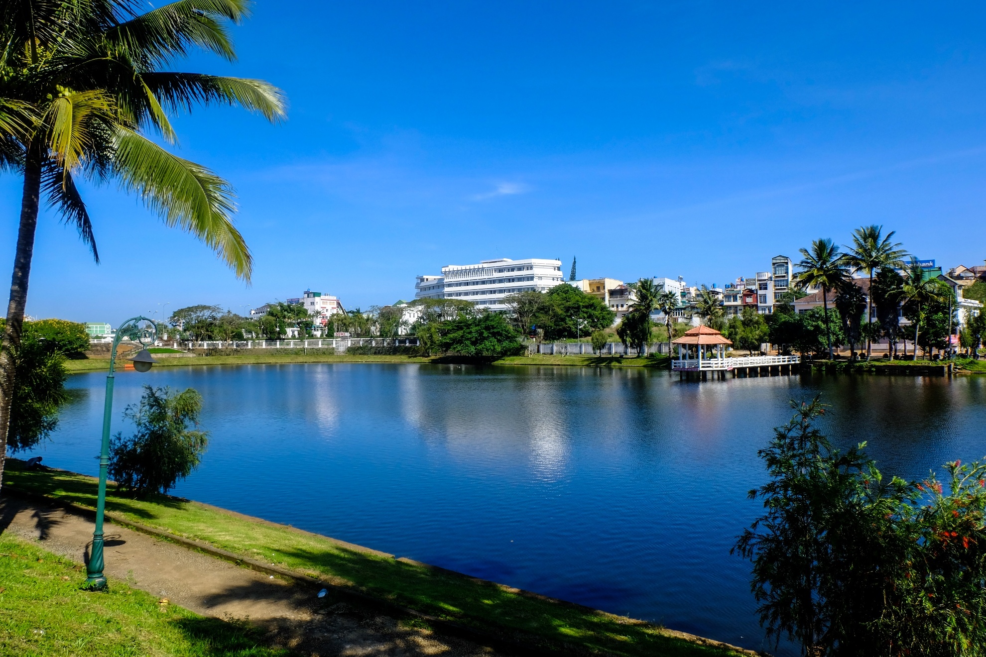 Bảo Lộc nằm ở giữa trên con đường nối từ Sài Gòn tới Đà Lạt. Vùng đất này mang trong mình vẻ đẹp của phong cảnh thiên nhiên hoang sơ, trữ tình. Nào là thác nước Dambri hùng vĩ, những đồi trà xanh mướt bạt ngàn, không khi se lạnh của vùng cao hay tách café thơm nồng, nóng hổi cho những ngày cuối năm.  Sau khi vượt qua hơn 180km Bảo Lộc đón chúng tôi với bầu trời xanh ngắt của mùa thu nơi đây, không khí se lạnh của vùng cao càng làm cho mọi người thêm háo hức và phấn khởi.