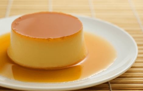 2. Làm bánh flan Bạn đập một quả trứng bỏ ra chén, thêm 200ml sữa tươi có đường vào, tiếp tục đánh cho trứng và sữa hòa tan vào nhau. Sau đó, gạt bớt lớp bọt phía trên rồi đổ hỗn hợp vào chén sứ hoặc ly thủy tinh chịu nhiệt. Tiếp đến, bỏ chén vào lò vi sóng và chỉnh nhiệt độ ở chế độ Trung Bình Thấp (đối với lò công suất 300W) rồi chỉ cần đợi chừng 5 phút thôi, bạn sẽ có được một dĩa bánh flan thơm ngon dùng cho bữa ăn nhẹ trong ngày.