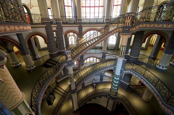 Cầu thang lộng lẫy trong một tòa nhà ở Halle, Đức.