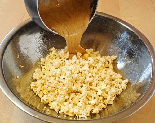  4. Làm bỏng ngô/bắp rang  Cho một thìa bơ vào tô, đồng thời cho một cốc bắp khô vào và trộn hỗn hợp này với nhau. Sau đó đậy nắp tô và bỏ vào lò, điều chỉnh cho lò vi sóng hoạt động với công suất khoảng 600W (Trung Bình Cao) và đợi trong 3,5 phút.Nếu muốn ăn ngọt, bạn bắc chảo lên bếp, cho vài thìa đường vào nấu cho đến khi thành caramen, đảo đều với bắp là bạn đã có được món bỏng ngô hoàn hảo rồi. — tại Ngôi nhà Chích Bông.