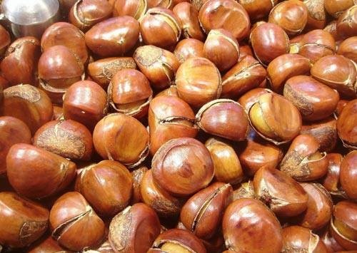 6. Nướng hạt nhanh chóng Có một điều khá bất ngờ là lò vi sóng có thể dùng để nướng các loại hạt điều, hạt dẻ… mà chỉ mất thời gian bằng ¼ thời gian khi bạn dùng lò nướng thông thường. Cách làm cũng vô cùng đơn giản, bạn rải đều các hạt trên một dĩa và cho vào lò và cho lò hoạt động với nhiệt độ cao, nên nhớ rằng cứ mỗi phút phải đảo để hạt được chín đều. Sau khoảng 2 đến 3 phút chờ đợi, bạn có thể mang món ăn ra và thưởng thức. — tại Ngôi nhà Chích Bông.