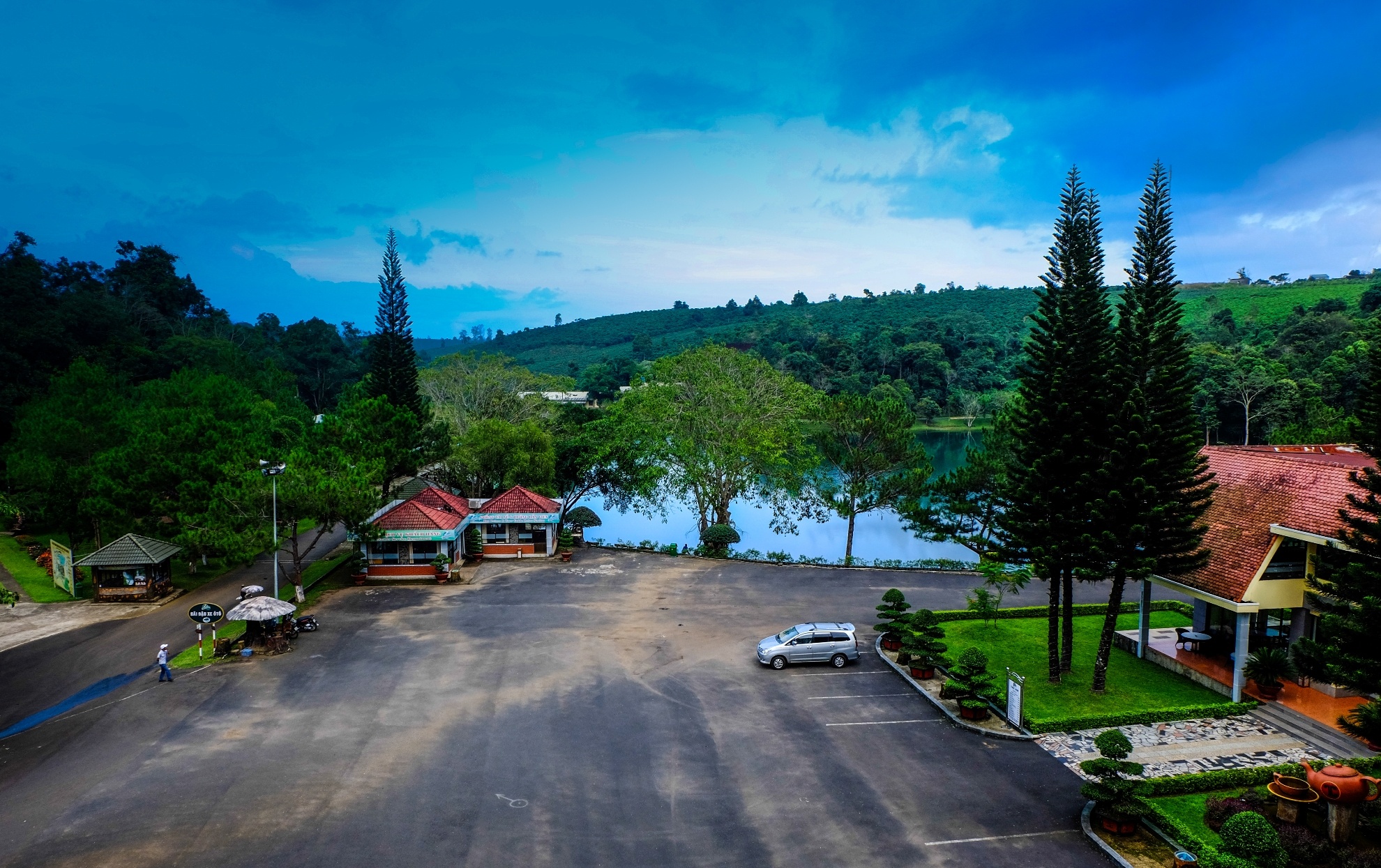 Toàn cảnh khu du lịch thác Dambri nhìn từ máng trượt, đây là máng trượt dài nhất ở Đông Nam Á. Cảm giác từ trên cao đổ xuống với vận tốc lớn sẽ là một trải nghiệm rất khó tả đối với du khách.