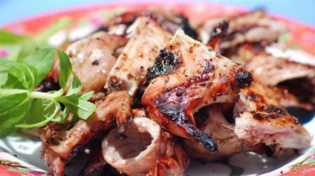 Chuột đồng chiên sả ớt. Các món ăn từ chuột đồng là món đặc sản đặc trưng của đồng ruộng miền Tây. Món ăn dân dã này được chế biến thành nhiều món khác nhau và một trong những kiểu chế biến ngon nhất là chiên sả ớt. 