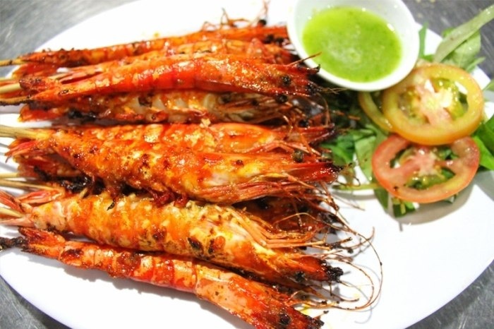 Cách chế biến tôm tít không cầu kỳ lắm, chỉ cần hấp, luộc hoặc nướng, chấm muối tiêu chanh hoặc nước mắm me cũng đủ níu chân khách mọi miền. Những người khéo tay và có 