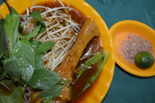  Bánh tằm gà cay. Người Cà Mau kết hợp món bánh tằm với cà ri gà thành một món ăn đặc trưng của miền đất phương nam này.