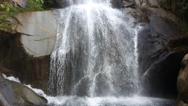 Thác Khe vằn cao hơn 100 m chia ba tầng. Giữa trưa nắng nóng nhưng không khí vẫn mát lạnh.