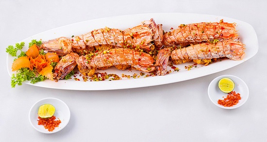 Tôm tít là quà đặc biệt của biển dành riêng cho bạn bè từ đất liền ra thăm Cà Mau. Thịt tôm tít vừa ngon, ngọt, vừa đậm đà hương biển, khác xa với mùi vị của tôm sú và tôm hùm. 