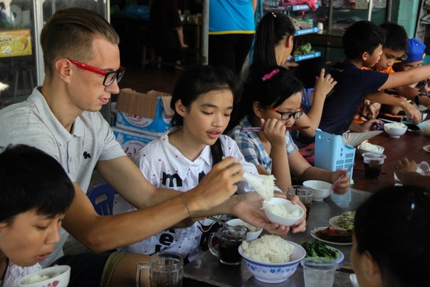 evgenii bày tỏ: “Người Việt Nam thật sự truyền cảm hứng và tiếp thêm động lực cho chúng tôi rất nhiều. Họ tốt đến ngỡ ngàng, giúp đỡ bạn vô điều kiện và luôn luôn mỉm cười. Tôi cảm nhận họ hạnh phúc thật sự. Dù các bạn có nhiều biến cố trong quá khứ nhưng người Việt Nam vẫn luôn không ngừng vươn lên, dù không giàu có nhưng vẫn muốn chia sẻ với người khác. Các bạn thật sự đã chạm đến trái tim của chúng tôi”. 