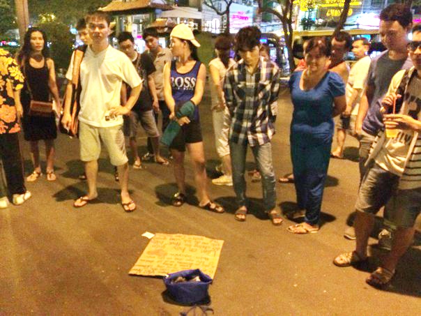 Ievgenii chơi trống tại công việc 23/9 và đã quyên góp được 1,6 triệu đồng trong hai đêm. Không những chỉ quyên góp tiền, nhiều người còn để lại đồ ăn và nước cho họ. 