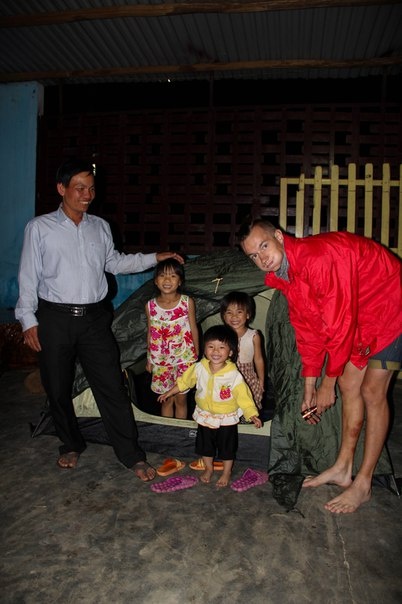 Một gia đình tốt bụng cho họ cắm lều trong sân, và trẻ em rất thích chơi đùa trong lều.