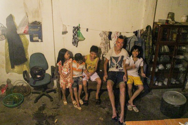 Bí quyết để có một chuyến đi tiết kiệm là sống như một người địa phương thật sự, không tham quan những địa điểm nổi tiếng, không ăn ở nhà hàng, ăn uống vỉa hè như người địa phương. 