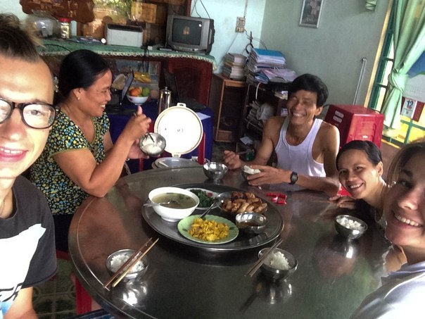 Yulia và Ievgenii ăn, ở cùng người dân địa phương và cũng 1 2 3 Dzô như ai...