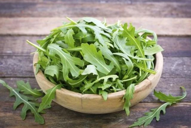 Rau arugula: Rau arugula là một trong những loại rau có hàm lượng nitrat cao, thúc đẩy quá trình tuần hoàn máu. Nó cũng gồm nhiều chất flavonoid - chất chống oxy hóa, chống lại bệnh tim và thậm chí một số bệnh ung thư. Ăn rau này còn giúp tiêu hóa tốt vì có chứa nhiều chất xơ, canxi, sắt, vitamin K và C. Rau này có thể chế biến thành món salad ngon bổ cùng với quả bơ. Ảnh: Speakgreenms.