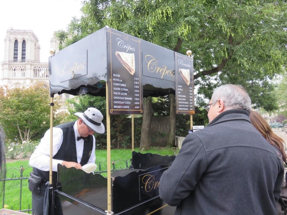 Sau khi thỏa thích khám phá những góc phố nhộn nhịp, bạn có thể thưởng thức ẩm thực tinh tế của nước Pháp trong một nhà hàng truyền thống hoặc đơn giản chỉ là một chiếc bánh mì kẹp hay bánh crepe từ một tiệm bán đồ ăn nhanh ven đường. Đến với Paris  những tâm hồn say mê đồ ngọt có lẽ sẽ lạc lối trong các tiệm bánh ngọt với những chiếc croissant vàng ươm, những chiếc macaron đủ sắc màu, những cốc kem thơm ngon và cuối cùng là một tách sô cô la nóng hổi cho một chiều mưa lất phất.