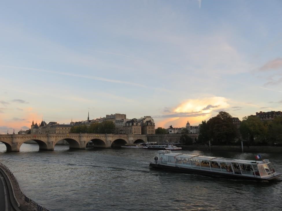  Cuộc dạo chơi ở Paris của bạn có lẽ sẽ không trọn vẹn nếu thiếu một chuyến du thuyền trên sông Seine. Khởi hành vào lúc chiều tà, xuyên qua những cây cầu hàng trăm tuổi, bạn sẽ cảm nhận vẻ đẹp huyền ảo của hoàng hôn đang từ từ buông xuống những công trình kiến trúc cổ xưa dọc theo hai bên bờ sông. Và khi du thuyền quay trở về, du khách không khỏi ngỡ ngàng trước vẻ đẹp diễm lệ của kinh đô ánh sáng với tháp Eiffel rực rỡ trong ánh sáng của hàng vạn bóng đèn, bảo tàng Louvre, nhà thờ Đức Bà Paris cũng khoác lên mình một chiếc áo lung linh huyền ảo như mê hoặc lòng người.