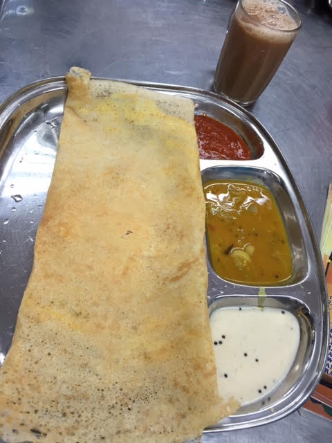 Sau 2 ngày ở Singapore, chúng tôi theo chỉ dẫn của MRT đến trạm xe buýt và xuất cảnh sang Malaysia. Tiếp theo đổi tiền Mã Lai và mua vé xe đến Malaka, xuất phát lúc 19h30 và đến nơi tầm 23h khuya khi mọi người đang chuẩn bị chìm vào giấc ngủ. Sáng 6h, chúng tôi thức dậy dùng bữa sáng của người Ấn một loại bánh chấm cari, nhân bánh có hành tây mùi hơi hắc, tuy không hợp khẩu vị nhưng có lẽ cũng là một trải nghiệp đáng nhớ.