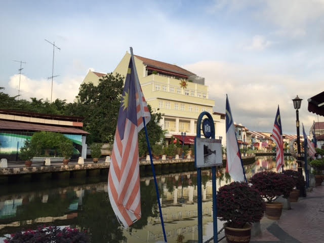 Để đến được Malaka, chỉ có 1 trong 2 sự lựa chọn sau: một là đi chuyến bay đến thủ đô Kualar Lumpur sau đó mua vé xe tiếp tục đi Malaka; cách thứ hai là bay đến Singapore, nhập cảnh Sin, sau đó đi kết hợp MRT và xe buýt để xuất cảnh sang Malaysia. Với cách 2 giúp ta có thể du lịch khám phá cả hai quốc gia.  chúng tôi quyết định thực hiện chuyến đi của mình theo cách 2 và mất hơn 3h30 để đến được thành phố Malaka. 