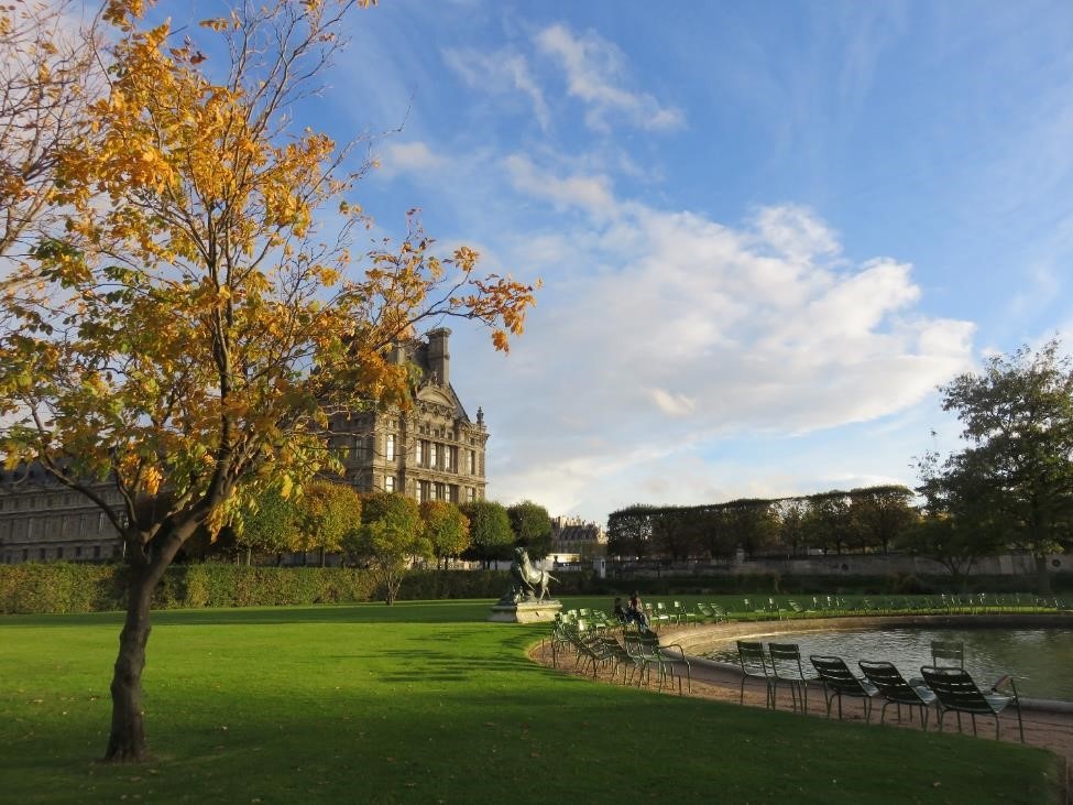 Dạo bước quanh vườn Tuileries hoặc vườn Luxembourg vào những ngày nắng ấm, ngồi dài sưởi nắng trên những chiếc ghế xanh với một ly cà phê ấm nóng trong lòng bàn tay… bạn sẽ có cảm giác như đang hòa mình vào mùa thu của Paris.