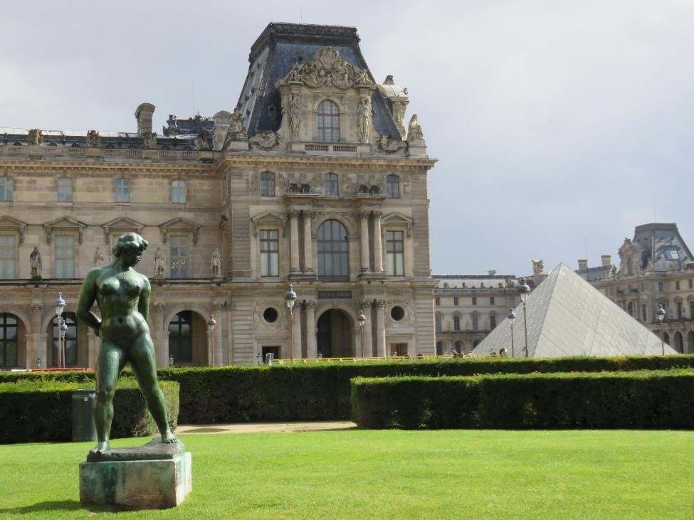 Một góc bảo tàng Louvre và kim tự tháp nhìn từ vườn Tuileries.