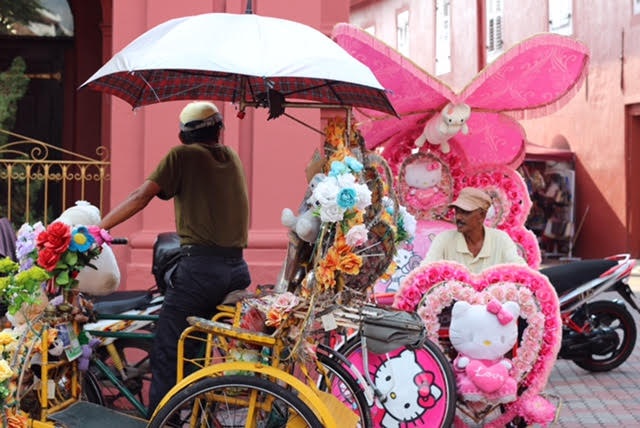 Tôi hít một hơi thật mạnh để cảm nhận cái bình yên ấy và háo hức khám phá Malaka- một sự hòa hợp giữa các nền văn hóa Trung Hoa, Bồ Đào Nha, Hà Lan và Anh. Hiện ra trước mắt chúng tôi là một màu hồng đỏ bao phủ cả quãng trường Hà Lan, chúng tôi tản bộ ở đây và chụp một vài tấm hình với những chiếc xe ba bánh đầy màu sắc của địa phương.