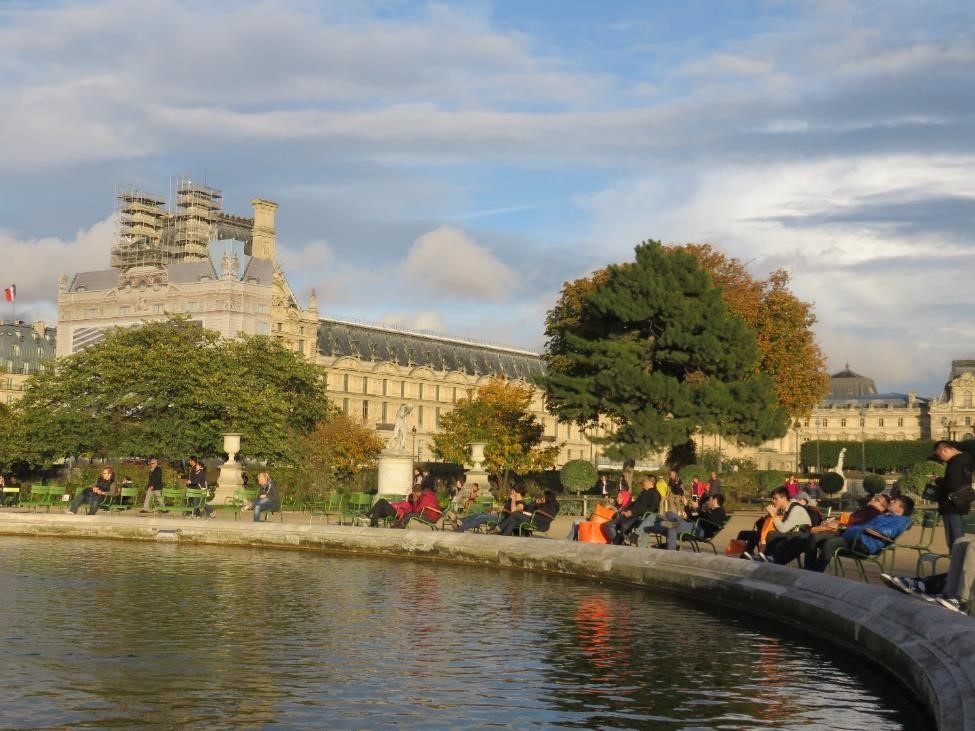 Du khách tận hưởng những tia nắng ấm áp trong vườn Tuileries.