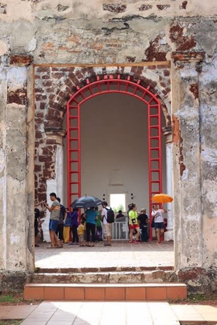 Tiếp tục hành trình chúng tôi đến với pháo đài Bồ Đào Nha Famosa và lên đồi St.Paul và chiêm ngưỡng nhà thờ cổ. 