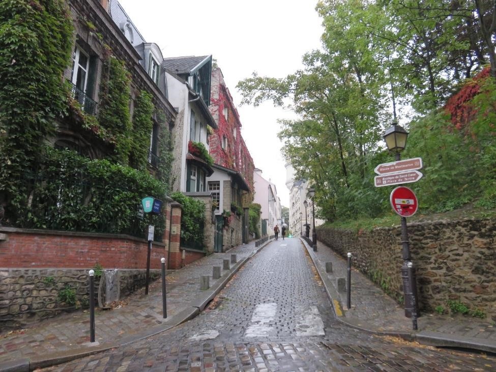 Khu đồi nghệ sĩ Montmartre luôn đông đúc nhộn nhịp bất chấp những cơn mưa đầu thu lạnh se sắt, bạn có thể nán lại cho một bức tranh chân dung của chính mình hoặc lang thang ngắm nhìn những tác phẩm hội họa đầy ngẫu hứng. Ngắm hoàng hôn trên đồi Montmartre là điều bạn không nên bỏ lỡ trong chuyến tham quan thành phố tình yêu của mình. 