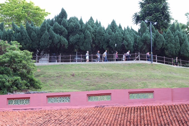 Phóng tầm mắt ra xa là cảnh biển, tôi cảm nhận được cái đẹp, cái bình yên và cái cổ kính ấy đến thật ngây người. 