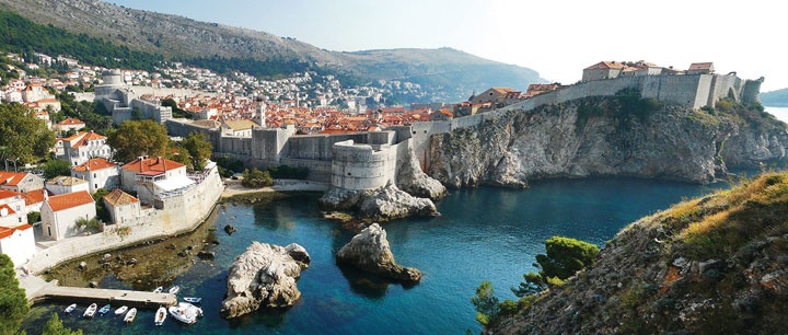 Các thị trấn ven biển Croatia thường có tường thành bao bọc.