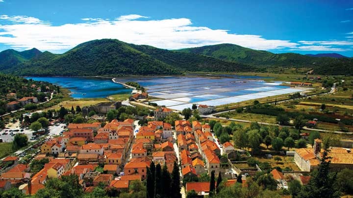 Thị trấn Ston bên ruộng muối nhìn từ trên cao.