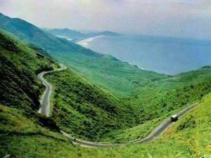 Phượt xe máy ngắm đèo Hải Vân là một trải nghiệm tuyệt vời cho du khách trong những ngày cuối thu. Ảnh: Hongtra Huynh.