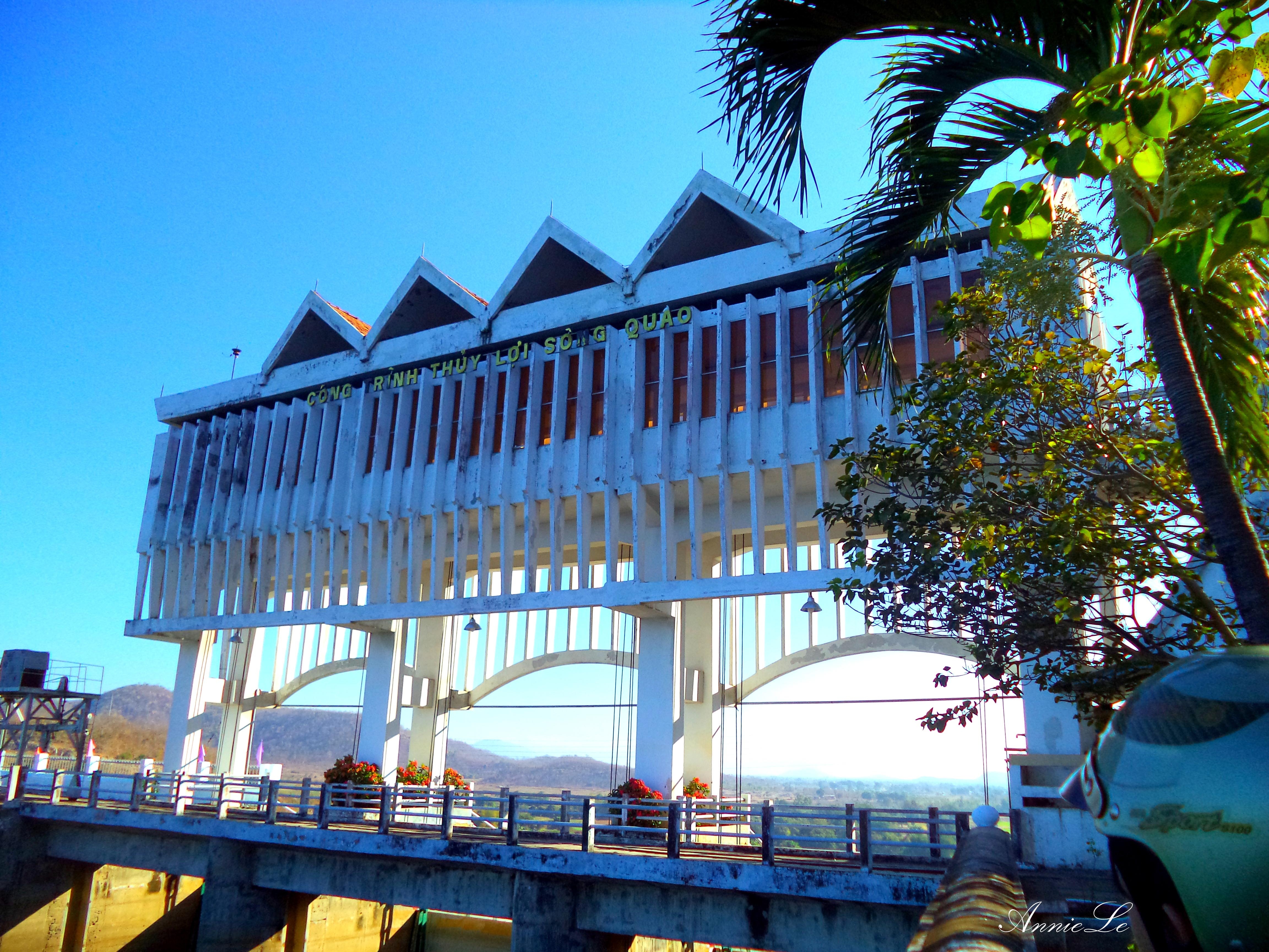 Cửa đập chính – công trình mang lại ý nghĩa to lớn, giúp nền nông nghiệp Hàm Thuận Bắc “thay da đổi thịt”.