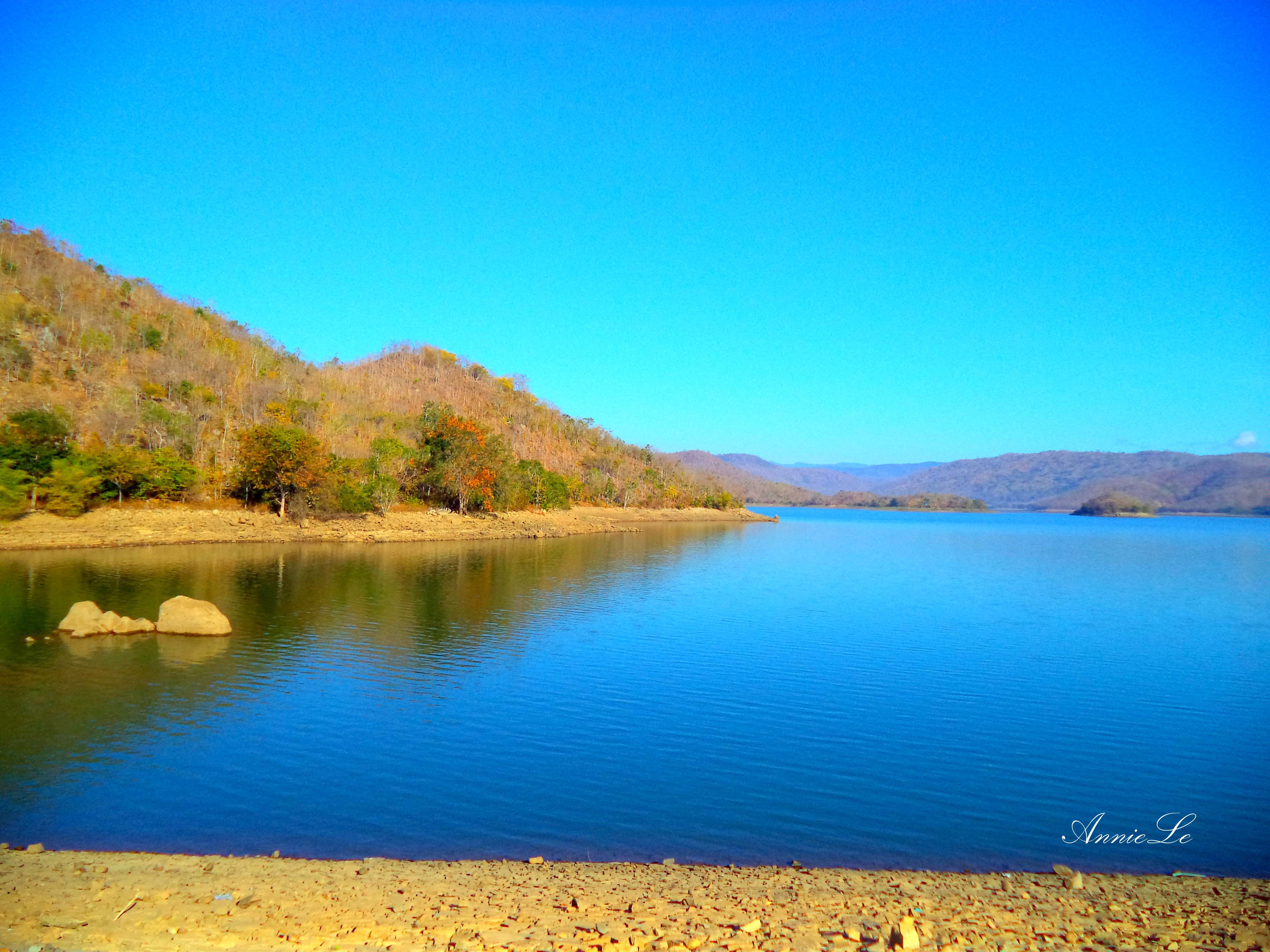  Đứng ở khu đập chính, một lần nữa, bạn có tầm nhìn khá tốt về phía bên kia hồ. Ghé thăm hồ sông Quao, bạn đừng quên dành chút thời gian leo lên ngọn núi ngay bên hồ, từ đây, phóng tầm mắt ra cả một vùng đồng bằng rộng lớn xung quanh, cảm nhận được vẻ yên bình của vùng đất. 