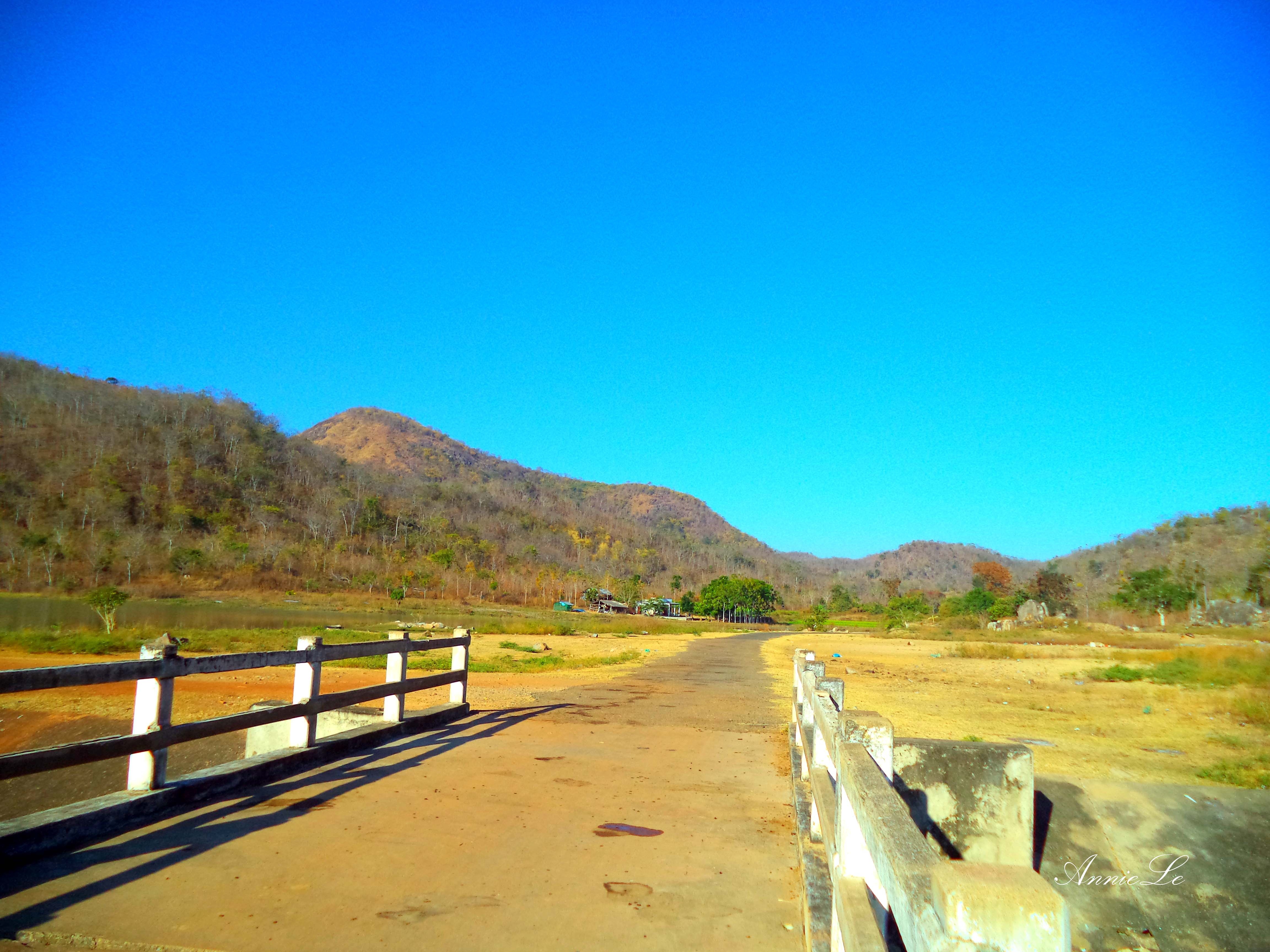  Con đường nhựa dẫn vào hồ sông Quao. Được khởi công xây dựng từ 09/1988, đến tháng 09/1997 mới hoàn thành, hồ sông Quao có nhiệm vụ điều tiết nước cho vùng nông nghiệp Hàm Thuận Bắc và cung cấp nước sinh hoạt cho thành phố Phan Thiết. 