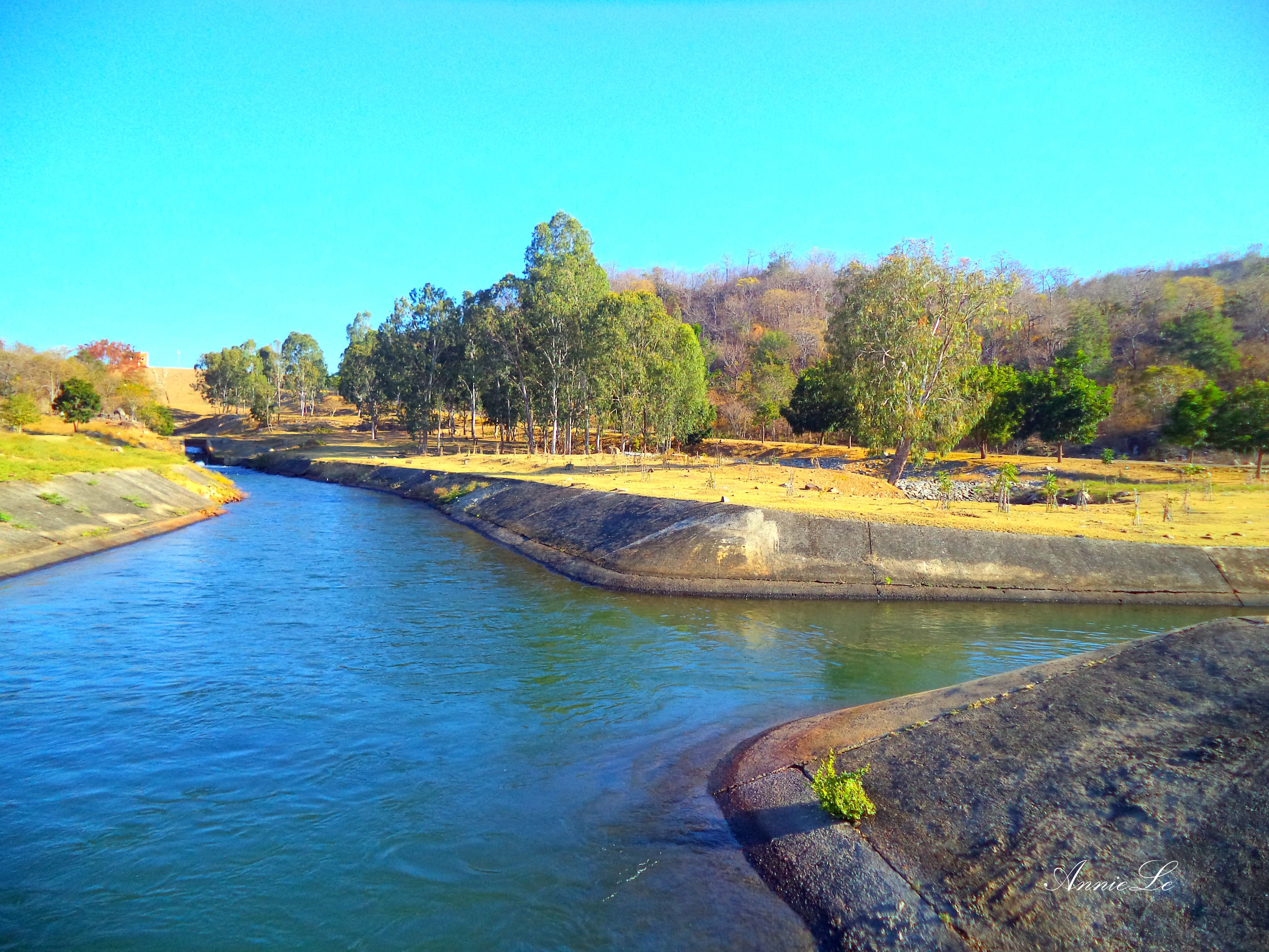 Những con kênh dẫn nước từ hồ sông Quao, nhánh thẳng cung cấp nước cho thành phố Phan Thiết, nhánh ngang chạy vòng quanh núi, mang nguồn sống đến cho những ruộng lúa và vườn thanh long của huyện.