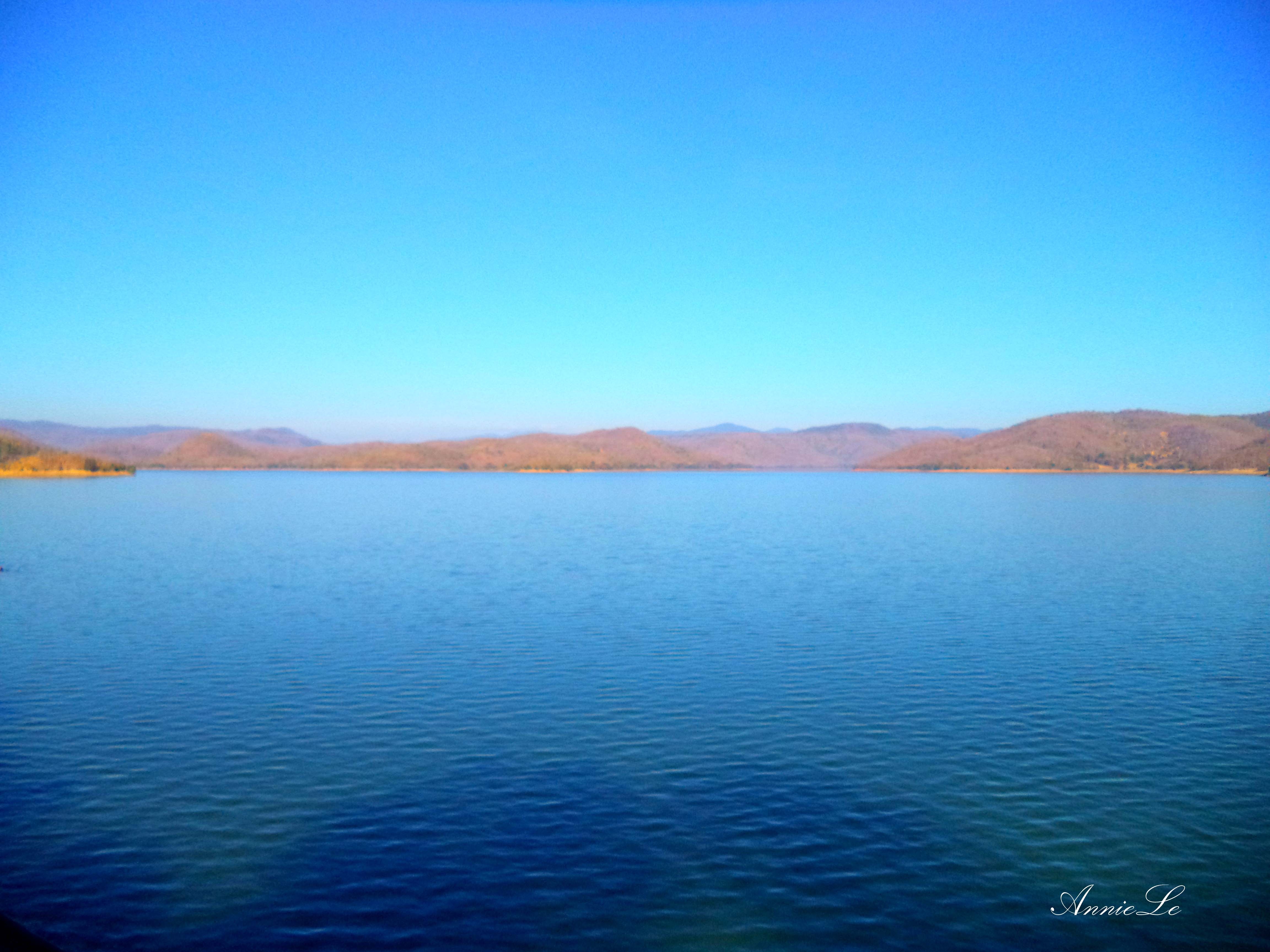 Lòng hồ rất rộng với mênh mông mây nước xanh một màu.