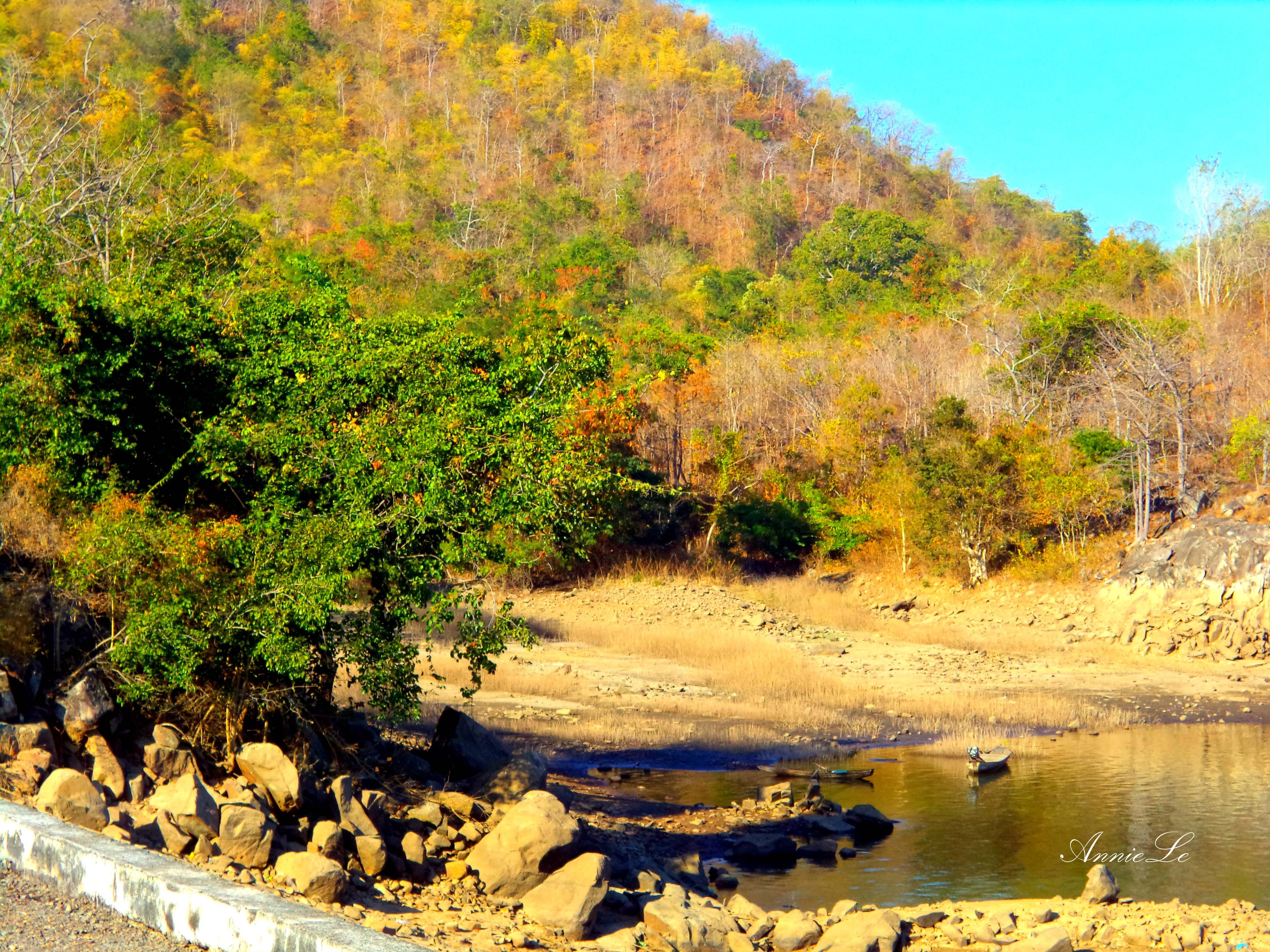 Một góc nhỏ êm đềm bên hồ, với chiếc thyền nhỏ đánh cá của người dân địa phương.