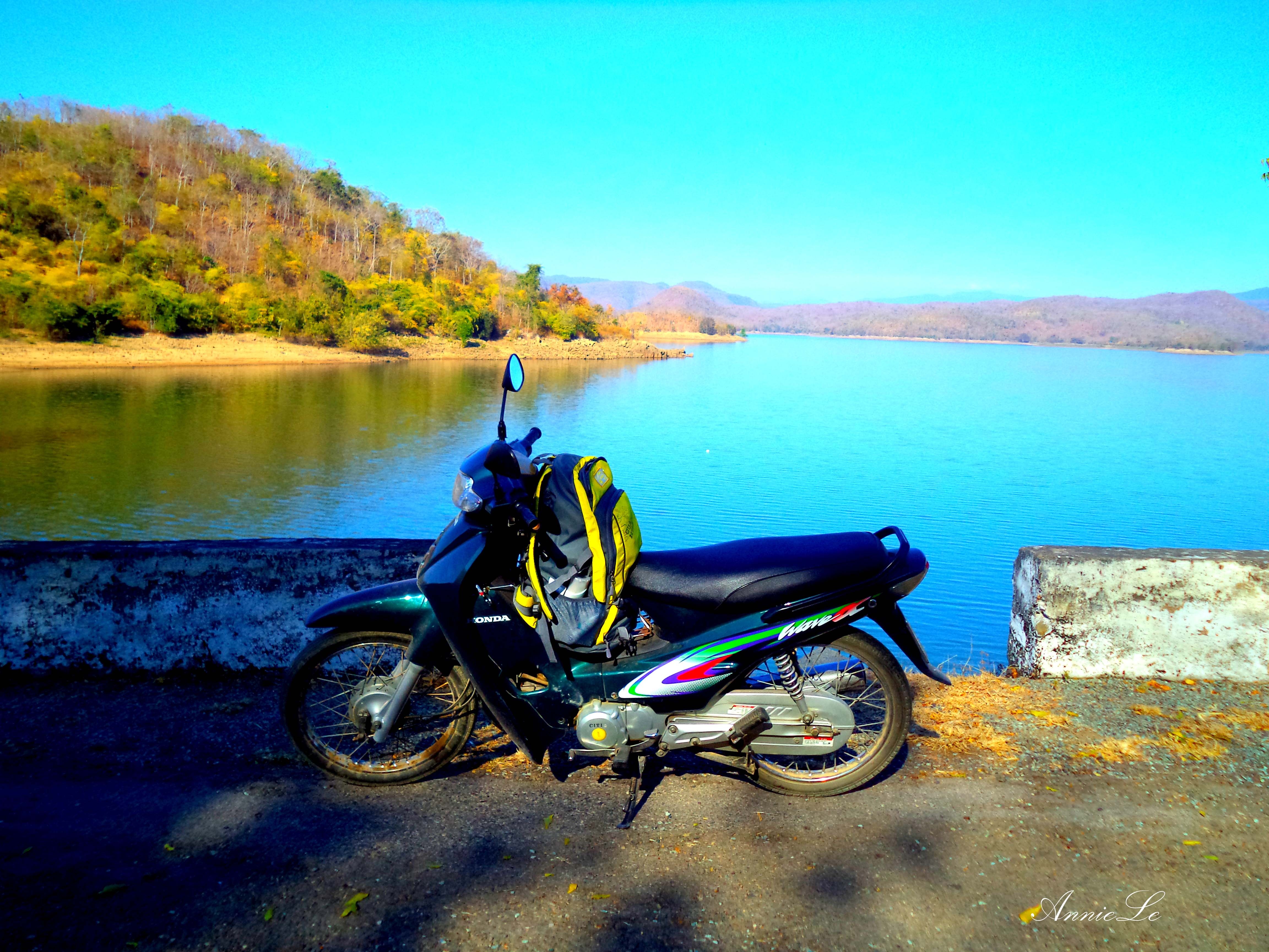 Dừng chân bên hồ vào một ngày trong xanh, tận hưởng sự yên bình và hít thở không khí trong lành, bạn không khỏi cảm thấy như đang ở vùng cao nguyên lộng gió.