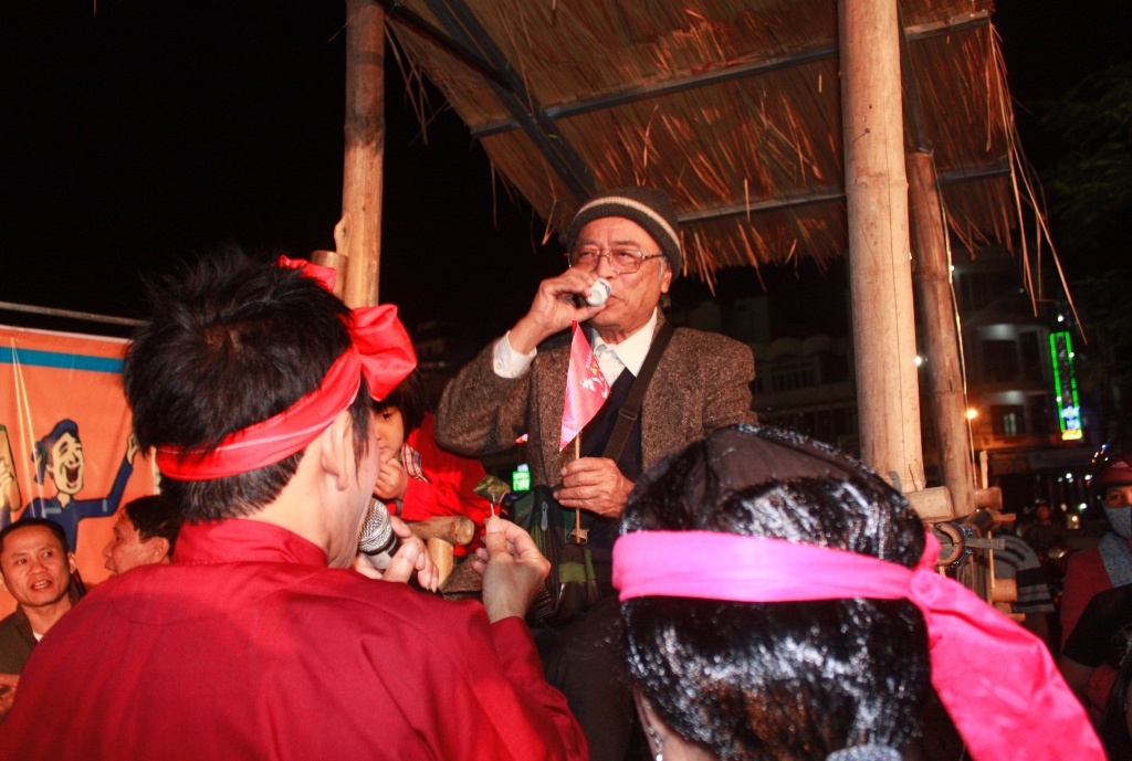 Uống rượu bầu đá ngồi nghe bài chòi. Ảnh: Doãn Công.