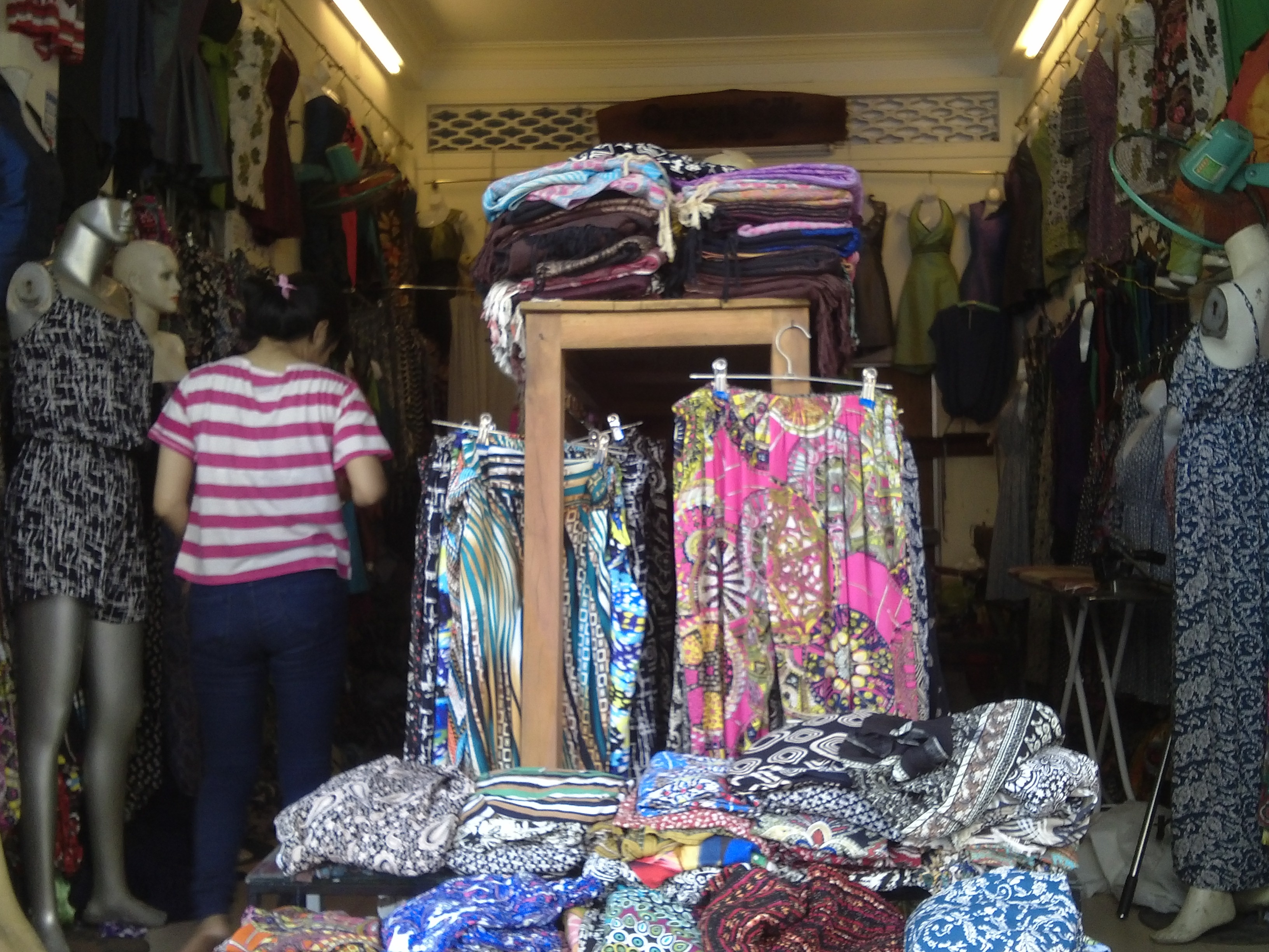 Một gian hàng quần áo ngay cạnh khu chợ Đông Ba. Ảnh: Tuyết Nhung. 