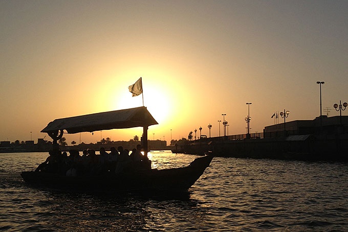 Trải nghiệm thú vị tại Dubai Creek - con lạch nước mặn cổ nhất: Sau trải nghiệm tại tòa nhà cao nhất thế giới, bạn nên dành thời gian cho chuyến tham quan Dubai Creek. Đây là một con lạch nước mặn cổ nhất và đẹp nhất của Dubai. Không có gì tuyệt vời hơn khi đi thuyền du ngoạn dọc theo con lạch. Nếu muốn ngắm khung cảnh hoàng hôn bình dị, bạn có thể dùng abra để khám phá hai chiều từ Bur Dubai đến Deria với giá 10 £/giờ. Bạn sẽ thấy mình như đang quay lại những năm 1960 khi đi bộ xung quanh khu vực cổ hay băng qua những con hẻm nhỏ vô cùng xinh đẹp ở Deria. Thoang thoảng trong không gian là mùi hương của các gia vị đặc trưng của Dubai. Deria là khu vực thích hợp cho việc mua hương burner và một số nhũ hương bởi đây là con phố bán nhiều loại gia vị nhất thế giới.