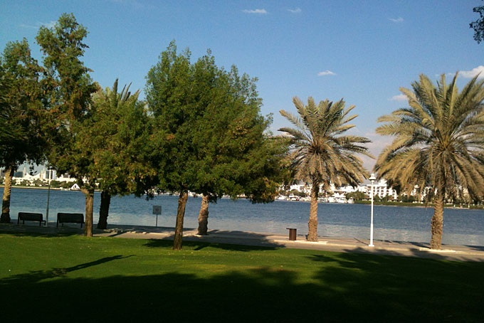 Khám phá công viên công cộng đẹp nhất: Dubai tự hào là một trong những nơi có công viên đẹp nhất, yên tĩnh nhất, sạch sẽ nhất, cây xanh nhất so với bất cứ nơi đâu. Chỉ với 5dhs là bạn đã được bước vào một nơi hoàn toàn khác biệt so với các không gian công cộng của thành phố. Điển hình là công viên Creekside – nơi có bầu không khí trong lành với những không gian rộng lớn cho trẻ em chơi. Sẽ không có gì lạ nếu bạn bắt gặp hình ảnh những chiếc ví và điện thoại di động để trên bãi cỏ trong khi các thành viên trong gia đình chơi bóng hoặc nướng thịt cùng nhau. Dạo bước trong công viên, đặc biệt vào buổi tối, sẽ là một trải nghiệm tuyệt vời giúp bạn giảm căng thẳng và thư giãn.