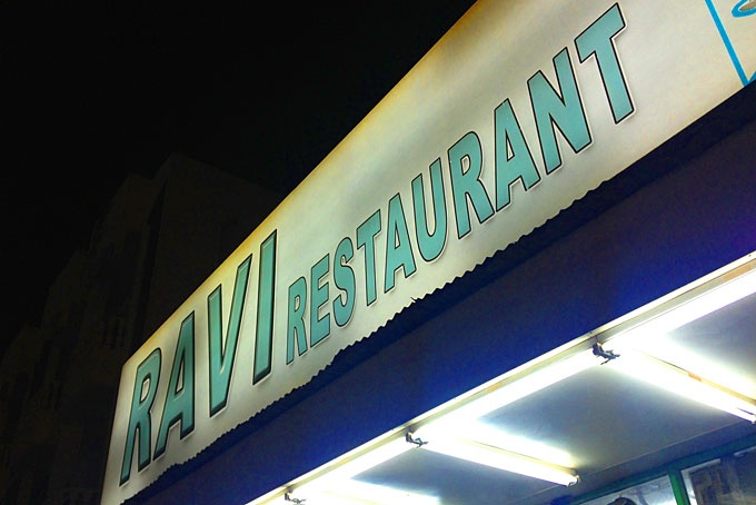 Thưởng thức cà ri tại nhà hàng lâu đời nhất: Ravi là nơi dành cho những tín đồ của cari. Đây là một trong những nhà hàng lâu đời nhất ở Dubai, thu hút thực khách từ khắp mọi nơi trên thế giới đến thưởng thức. Không có khăn trải bàn màu trắng, không có rượu vang, cũng không phục vụ bàn, sức hút của Ravi đến từ món cari ngon tuyệt và đội ngũ nhân viên cực kì thân thiện. Một trong những món ăn nổi tiếng của quán là Boti gà, thịt cừu Tika hay thịt nướng ăn kèm bánh mì tươi nóng hổi. Một bữa ăn cho cả gia đình có giá khoảng 100 dhs. Ravi mới được tân trang lại và có thêm khu vực dành cho gia đình. Sẽ rất thú vị nếu các các thành viên cùng ngồi bên ngoài và hòa mình vào bầu không khí trong lành của Dubai.