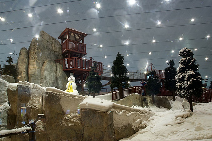 Trượt tuyết tại Ski Dubai - Khu trượt tuyết số 1 thế giới: Nằm gần khách sạn Burj Al Arab, Ski Dubai là khu trượt tuyết trong nhà lớn nhất thé giới. Bạn có thể trải nghiệm cảm giác trượt tuyết trong điều kiện thời tiết dưới 0 độ C hay trên sa mạc nóng 50 độ. Thậm chí, nơi đây còn có đường trượt tuyết theo phong cách dốc núi hay đu dây. Trượt tuyết là hoạt động thể thao vô cùng hấp dẫn tại Ski Bubai. Bạn không cần phải chuẩn bị dụng cụ vì Ski Dubai cho thuê tất cả các thiết bị và quần áo.