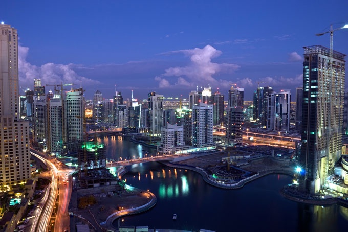 Dạo phố đi bộ Jumeirah Beach Residence và quận Marina: Vừa mới xây dựng hoàn thành trong vài năm, quận Marina ở Dubai là quần thể những tòa nhà chọc trời với kiến trúc xoắn ngoạn mục. Kế bên là con phố đi bộ Jumeirah Beach Residence. Hai khu vực này như một thành phố trong lòng thành phố với những công trình kiến trúc tuyệt vời, những quán cà phê thiết kế lãng mạn để ngắm thành phố và những khách sạn cao cấp. Các điểm tham quan ở đây thích hợp nhất là đi vào buổi tối vì ban ngày có nhiều người chạy bộ quanh Marina.