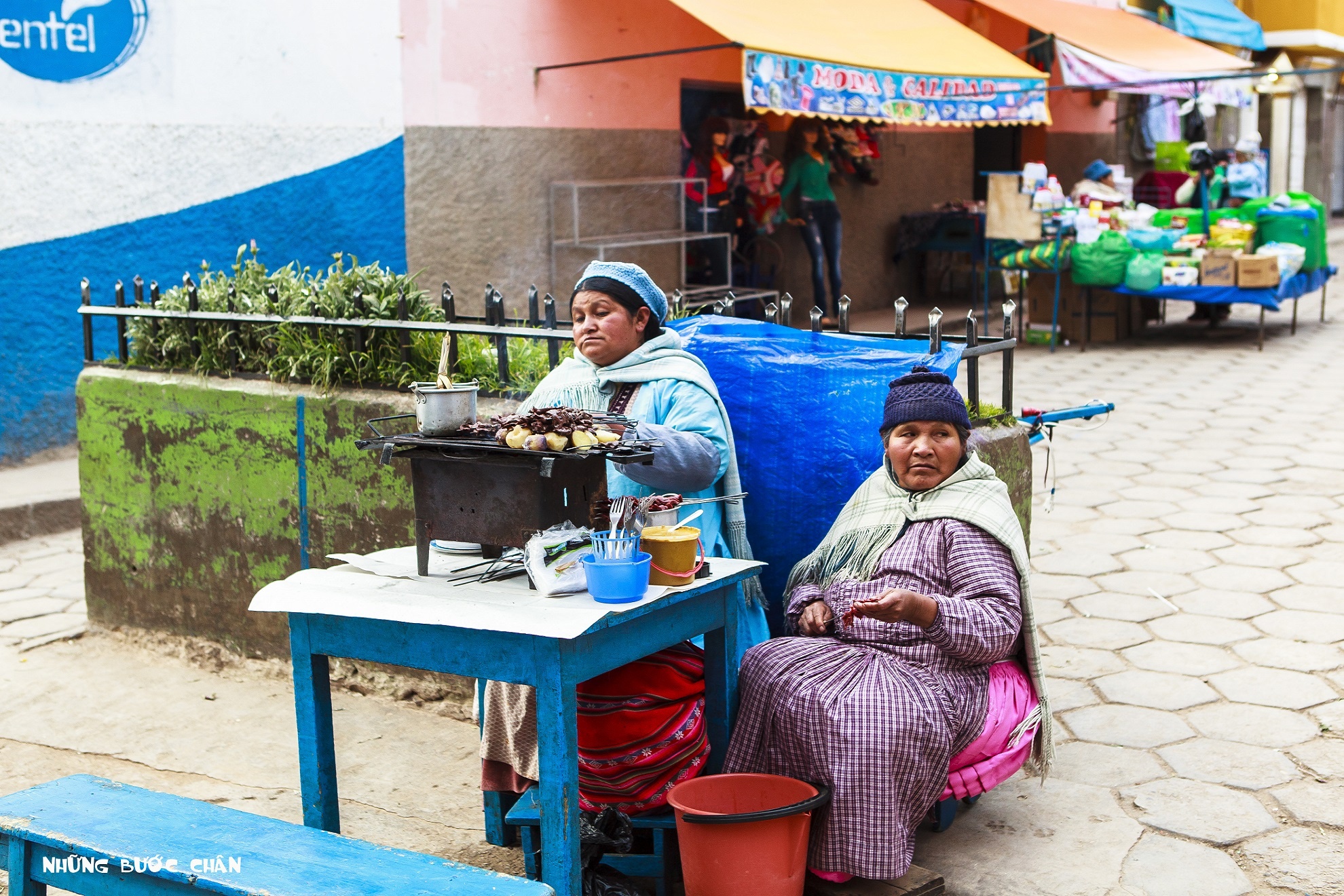 Bạn được khuyên nên thưởng thức các món ăn đường phố để hiểu thêm văn hóa ẩm thực bản địa trong chuyến đi du lịch bụi của mình.